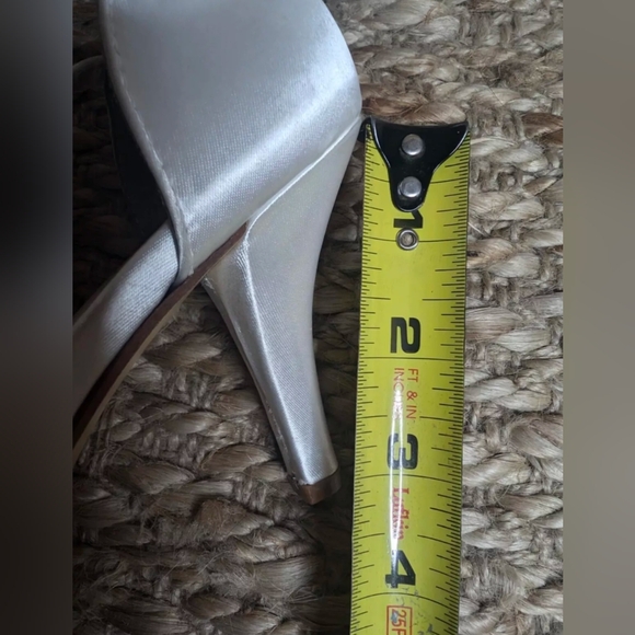 NEW Satin Dyeable White Heels David's Bridal Size 7 -w- Diamond Embellishments - Picture 11 of 12